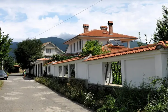 Casa clásica con jardín